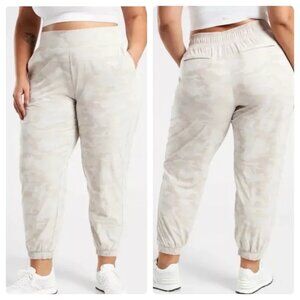 Athleta Brooklyn Jogger Beige Camo High Rise Athletic Pants in Abalone Womens 24